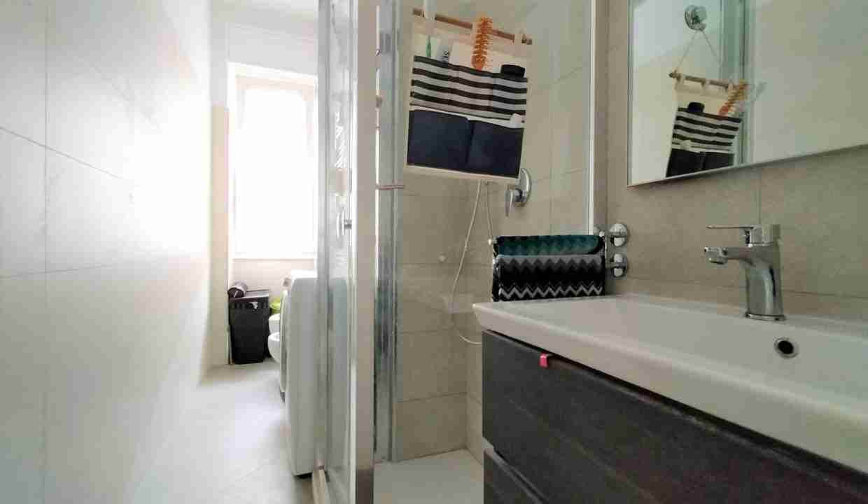 bilocale ristrutturato via amadeo milano bagno ampio lavabo