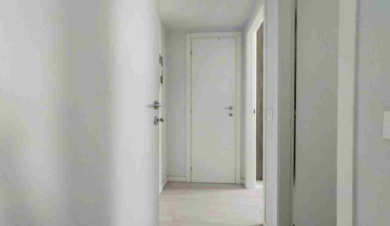 bilocale ristrutturato via amadeo milano ingresso con corridoio