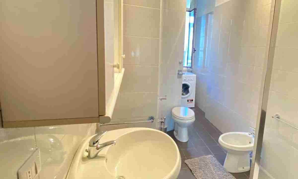 locazione-via-bassini-milano-citta-studi-bagno-con-lavatrice