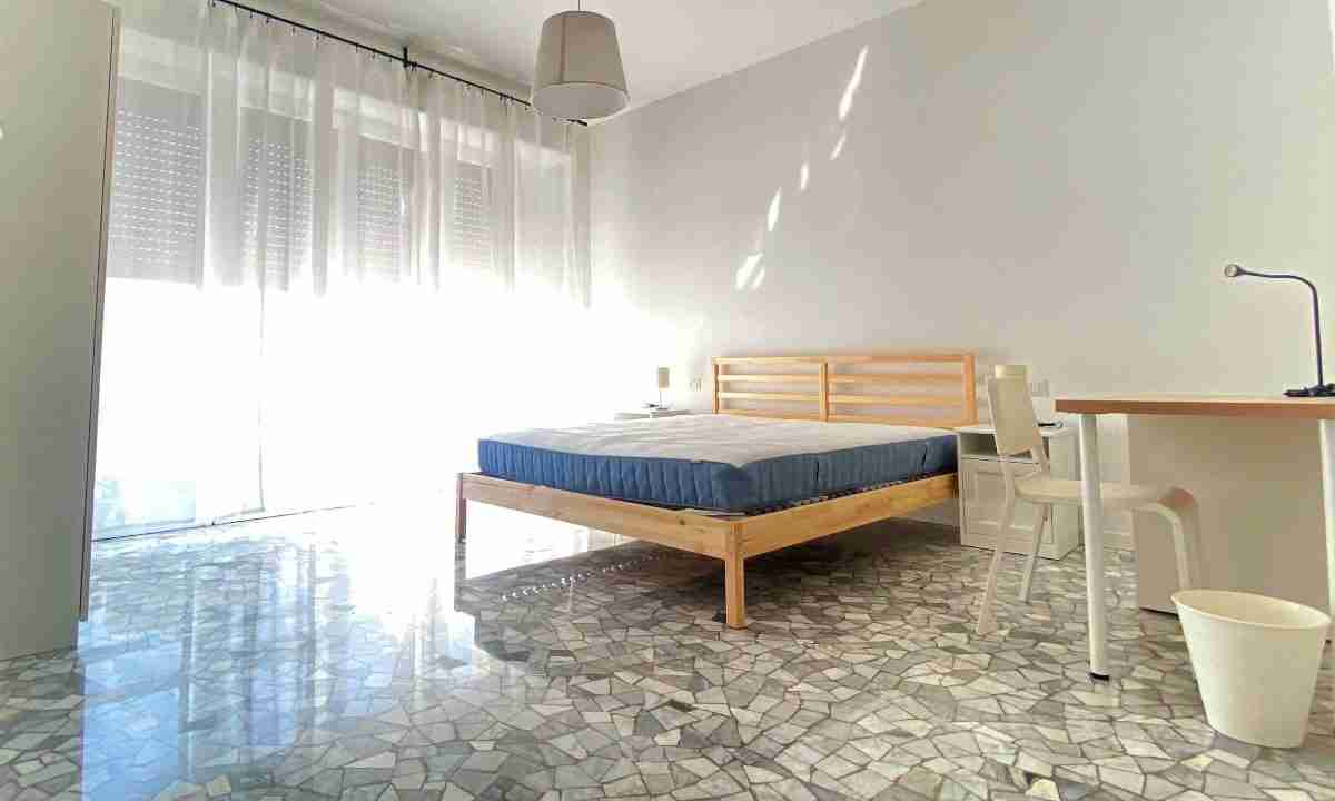 locazione-via-bassini-milano-citta-studi-camera-con-finestrone-a-parete