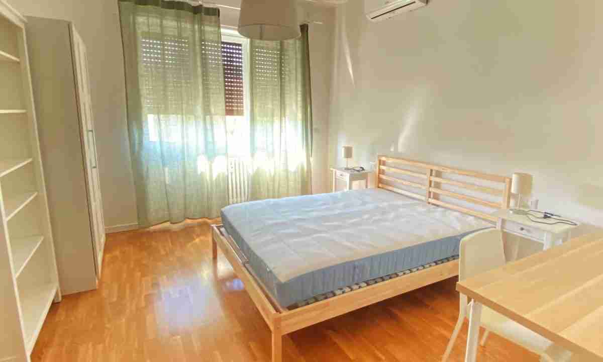locazione-via-bassini-milano-citta-studi-camera-con-parquet-e-finestra-doppia