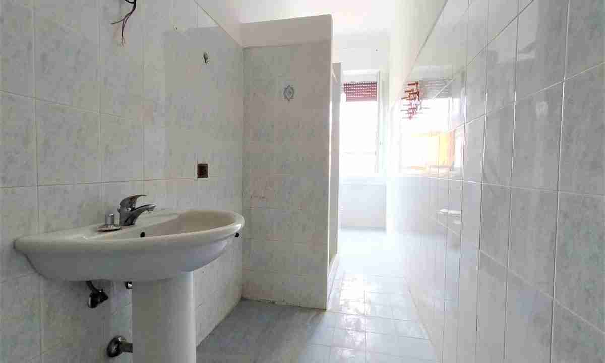 trilocale-nuovo-in-via-fucini-milano-bagno-ampio