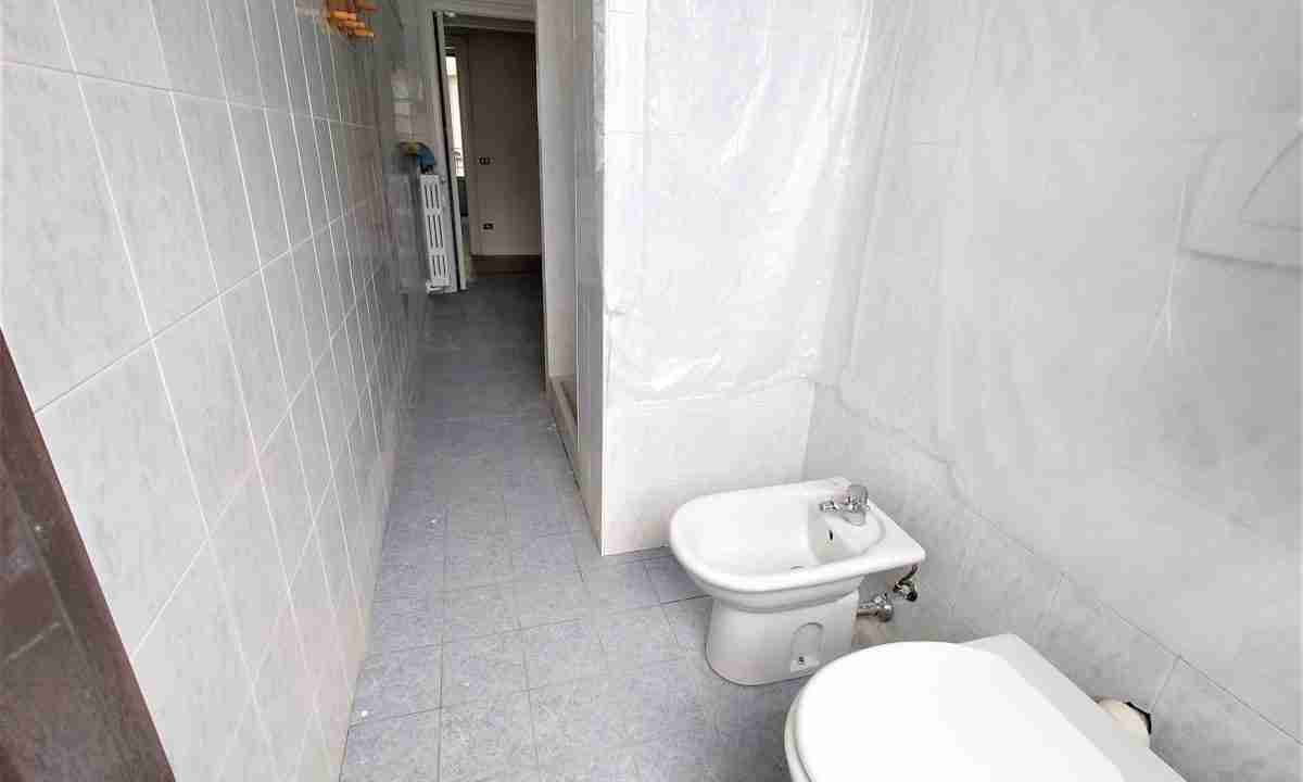trilocale-nuovo-in-via-fucini-milano-bagno-servizi