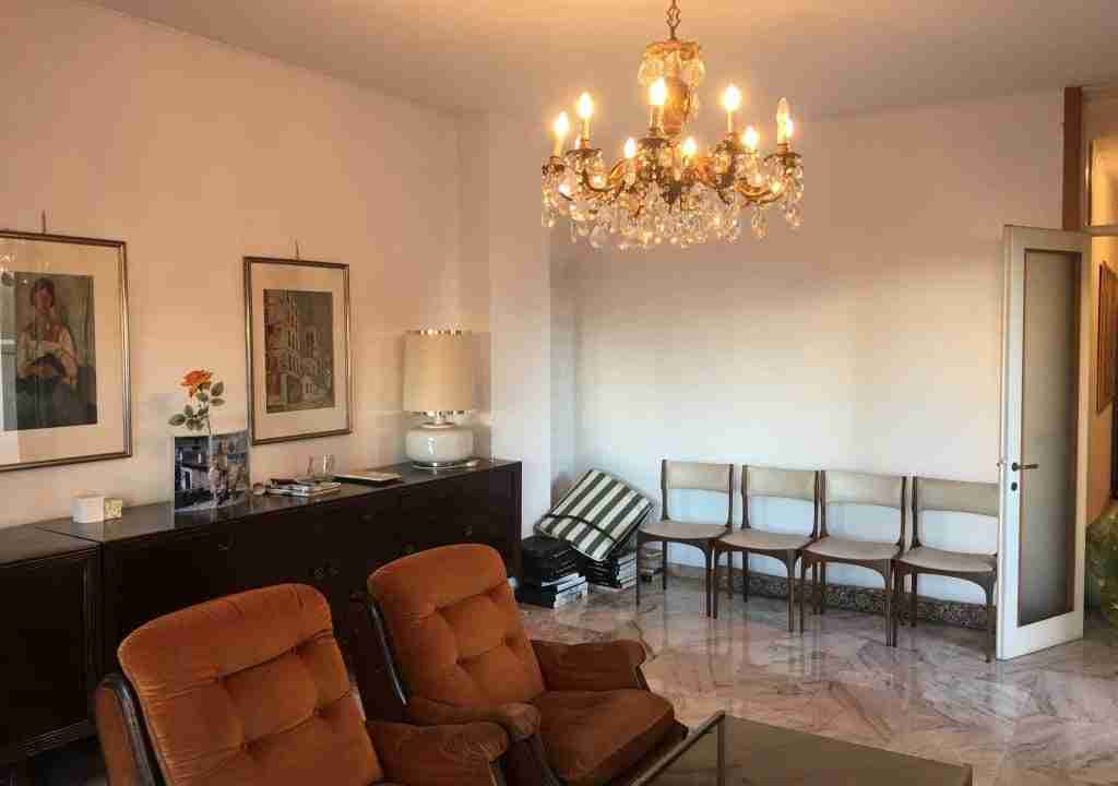 vendita-trilocale-via-lattuada-porta-romana-milano-ampio-salone-dettaglio-angolo