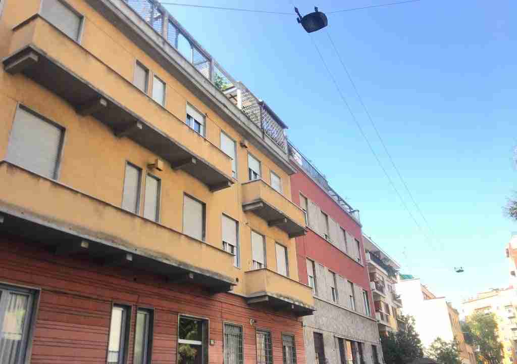 vendita-trilocale-via-orombelli-lambrate-milano-esterni-stabile