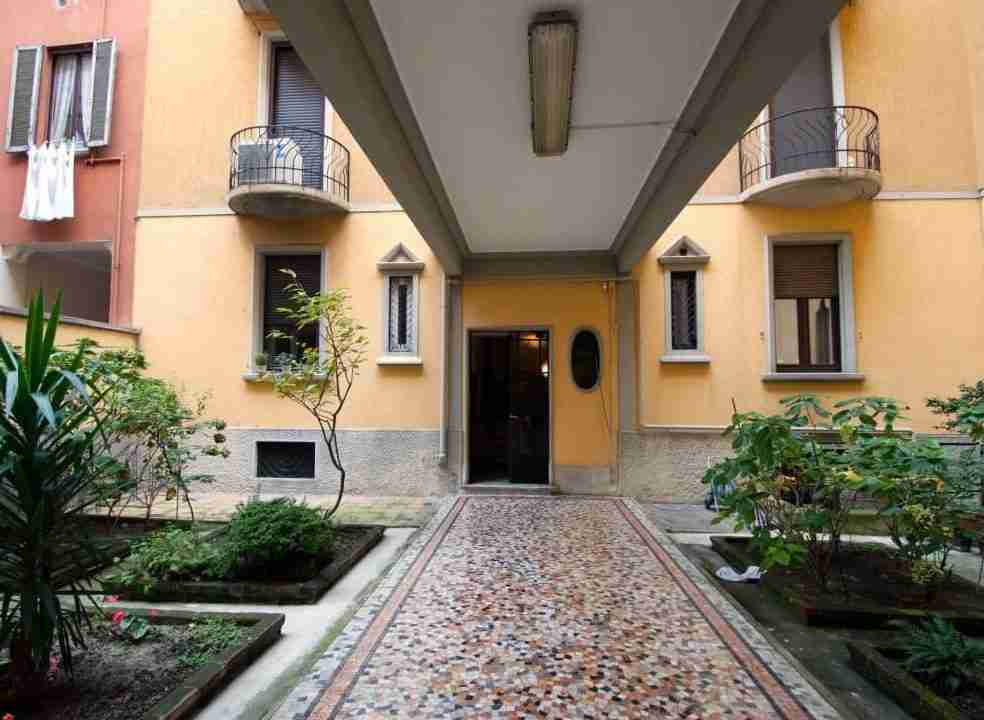 vendita-trilocale-via-perugino-milano-esterni-ingresso-stabile
