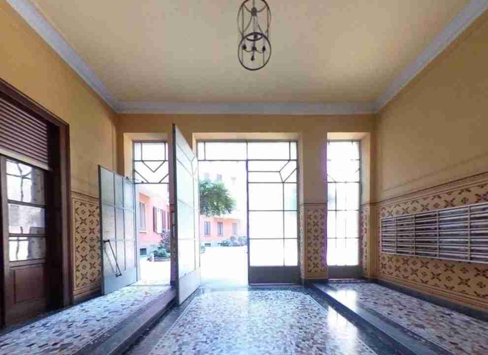 vendita-trilocale-via-vanvitelli-citta-studi-esterni-condominio-portone